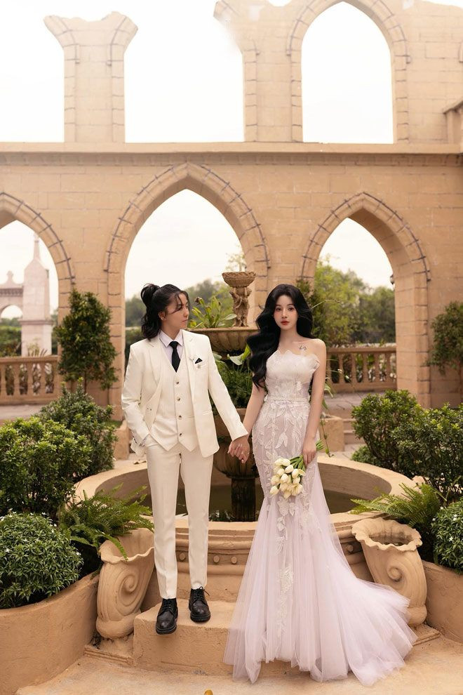 “Hôm đó, đúng dịp đám cưới của em gái mình, trước mặt đầy đủ họ hàng, Tú xin phép thưa chuyện cưới xin. Mọi người mừng lắm, ai cũng bảo chúng mình đẹp đôi, giục cưới nhanh để mọi người được uống rượu mừng. Ba mẹ mình đã gọi Tú là con, lúc nào cũng nhắc đến Tú. Bây giờ, tụi mình chỉ đợi ngày lành, tháng tốt để cưới nhau thôi”, Eira Nhi chia sẻ về lần đầu gặp Huỳnh Tú.