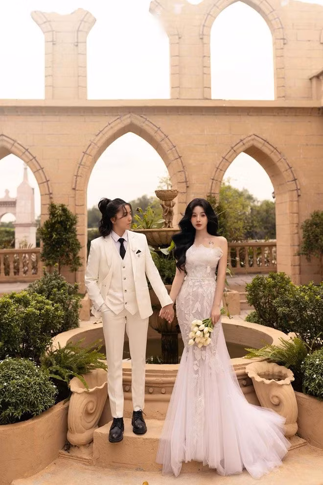 “Hôm đó, đúng dịp đám cưới của em gái mình, trước mặt đầy đủ họ hàng, Tú xin phép thưa chuyện cưới xin. Mọi người mừng lắm, ai cũng bảo chúng mình đẹp đôi, giục cưới nhanh để mọi người được uống rượu mừng. Ba mẹ mình đã gọi Tú là con, lúc nào cũng nhắc đến Tú. Bây giờ, tụi mình chỉ đợi ngày lành, tháng tốt để cưới nhau thôi”, Eira Nhi chia sẻ về lần đầu gặp Huỳnh Tú.