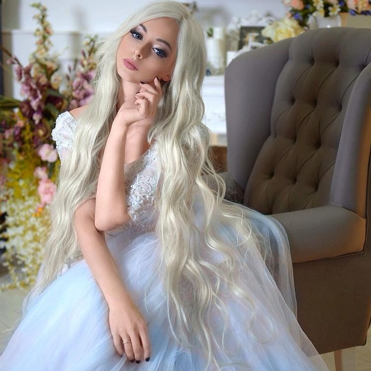 Alina Kovalevskaya gây ấn tượng với đôi mắt to tròn, mũi cao cùng mái tóc màu bạch kim dài hơn 1 m. Không ít người gọi cô bằng những biệt danh như "búp bê sống", "công chúa", "thiên thần".