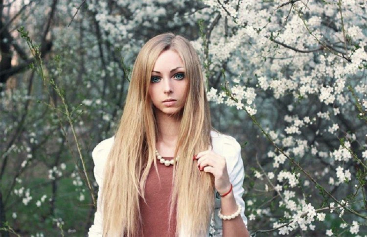 Tháng 8/2018, Alina kết hôn với bạn trai Pavel Tcacenco chỉ sau ít tháng công khai hẹn hò. Đến giữa năm 2019, vợ chồng "búp bê sống" này chào đón con trai đầu lòng.