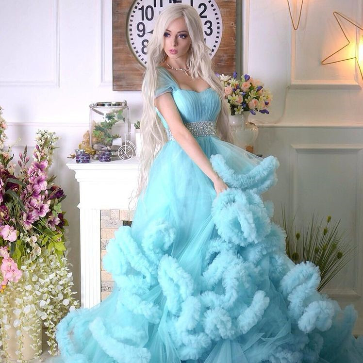 Alina từng bị nhiều người nghi ngờ đụng chạm dao kéo bởi gương mặt giống búp bê. Tuy nhiên, cô nàng đã lên tiếng giải thích rằng vẻ ngoài nổi trội một phần nhờ vào nghệ thuật trang điểm.