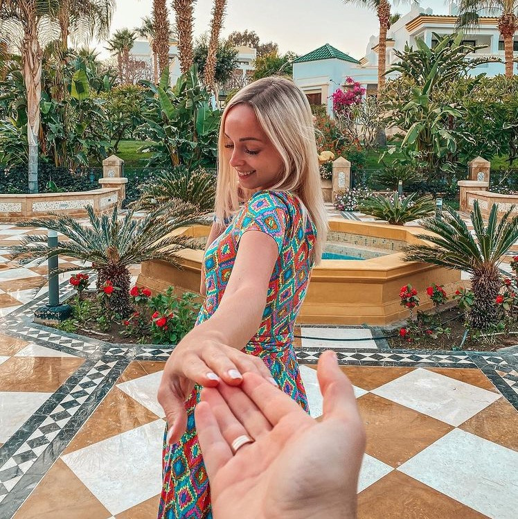 Thời điểm mới nổi tiếng, Alina đang là nghiên cứu sinh ngành Tâm lý học và Công tác xã hội tại Đại học Odessa. Sau đó, cô trở thành người mẫu thời trang được các nhãn hàng săn đón.