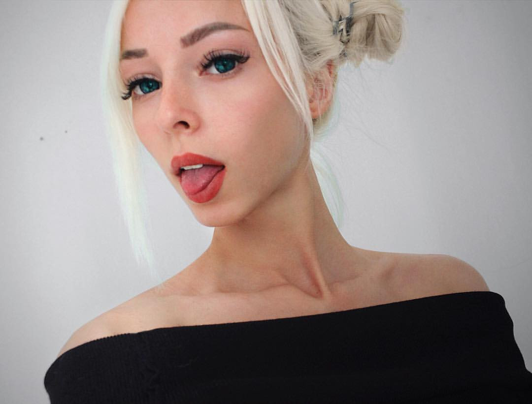 Alina không còn trang điểm theo hình tượng búp bê. Cô khiến không ít người tiếc nuối khi cắt đi mái tóc dài.