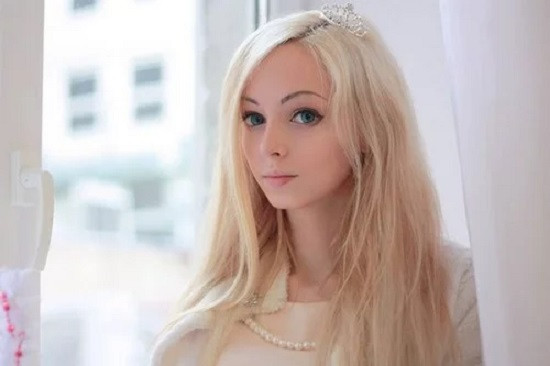 Sau khi sinh con, Alina vẫn giữ được vóc dáng mảnh mai, quyến rũ. Nàng búp bê Ukraine thể hiện là người mẹ tận tâm và hết sức chăm sóc cho thiên thần nhỏ của mình.