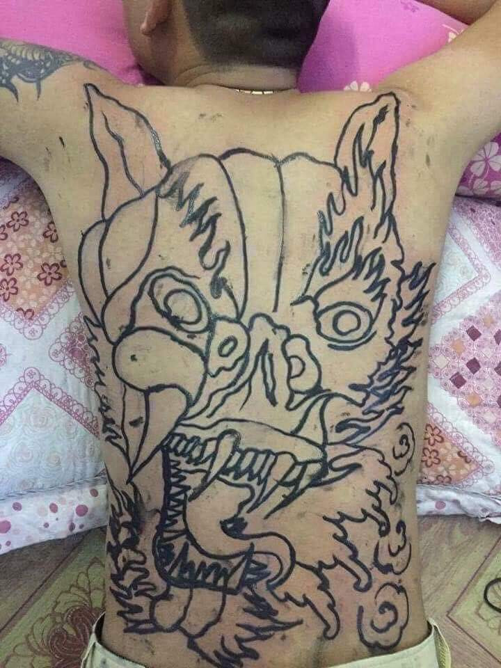 Pha xăm kín lưng nhìn thôi đã thấy kém thẩm mỹ.