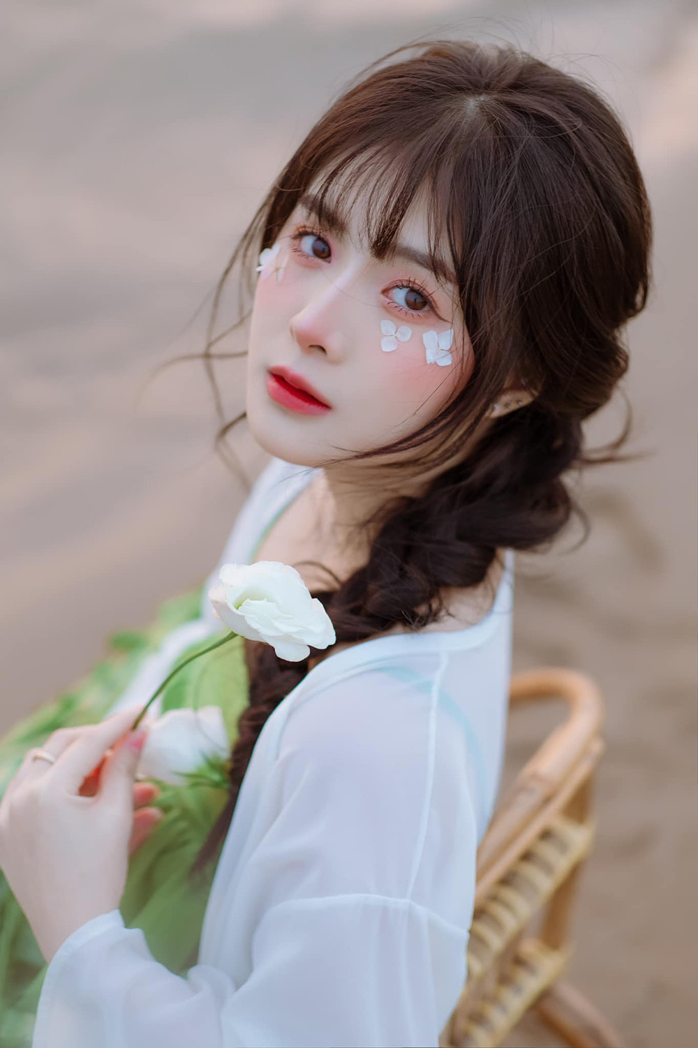 Khoe ảnh đi biển, "hot girl TikTok" Quỳnh Alee bị soi sắc vóc Khoe anh di bien,