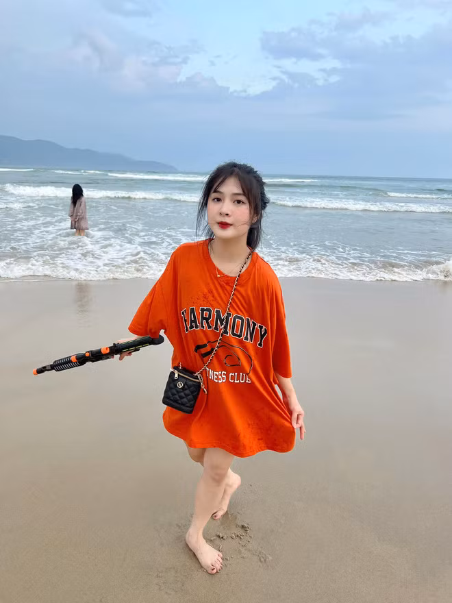 Mới đây, cũng là chụp ở bãi biển, trong chuyến du lịch Đà Nẵng cùng bạn bè mới đây, hình ảnh của hot girl TikTok Quỳnh Alee lại vô cùng khác lạ.