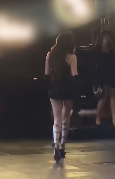 Trong hình, cô diện thiết kế váy ngắn phối cùng áo lệch vai, xuyên thấu, tôn đường cong hình thể nóng bỏng và đôi chân thon dài. Người đẹp hoàn thiện vẻ ngoài của mình bằng đôi giày cao gót đan dây màu đen.