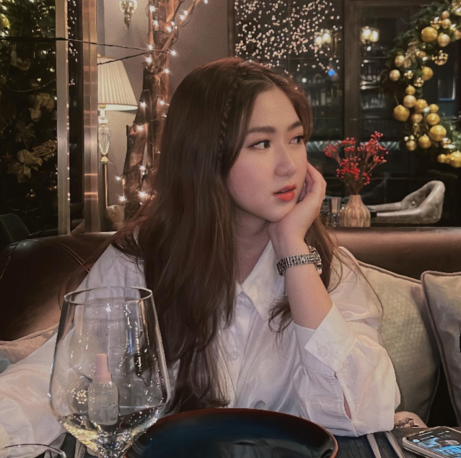 Khi tham gia những buổi tiệc tối, người đẹp gốc Hà Nội trở nên gợi cảm, quyến rũ với kiểu trang điểm sắc sảo, kết hợp cùng mẫu váy trắng, hở lưng khoe trọn đường cong cơ thể. Hà My biết cách biến hóa đa dạng nhiều phong cách để phù hợp trong từng hoàn cảnh.