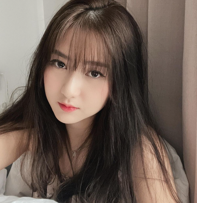 Từ khi quen bạn trai Trí Thịt Boà, nàng hot girl chăm chỉ tập luyện tại phòng tập hơn. Cặp đôi lên thực đơn ăn uống lành mạnh và thực hiện đều đặn mỗi ngày. Nhờ vậy, người đẹp nhanh chóng có được vóc dáng nóng bỏng, tự tin diện bikini khi đi biển