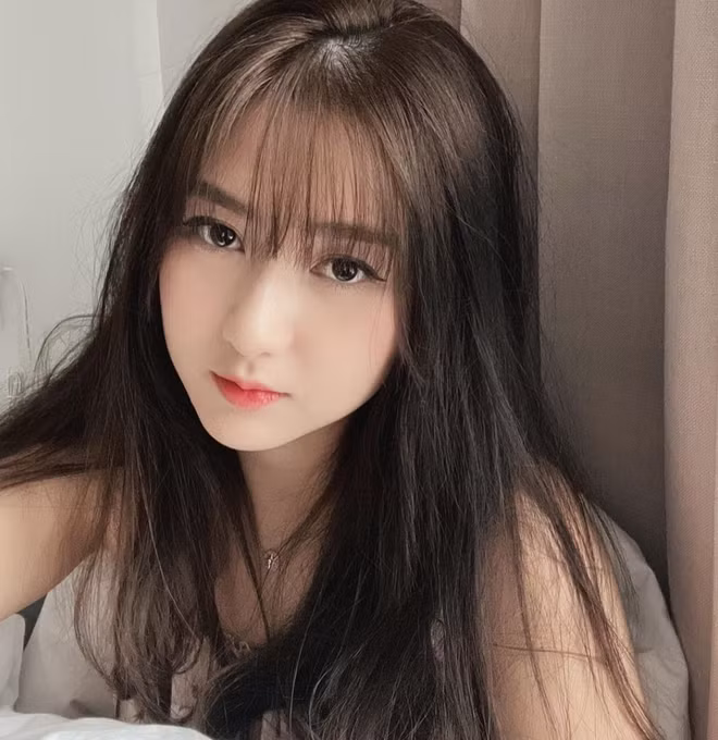 Từ khi quen bạn trai Trí Thịt Boà, nàng hot girl chăm chỉ tập luyện tại phòng tập hơn. Cặp đôi lên thực đơn ăn uống lành mạnh và thực hiện đều đặn mỗi ngày. Nhờ vậy, người đẹp nhanh chóng có được vóc dáng nóng bỏng, tự tin diện bikini khi đi biển