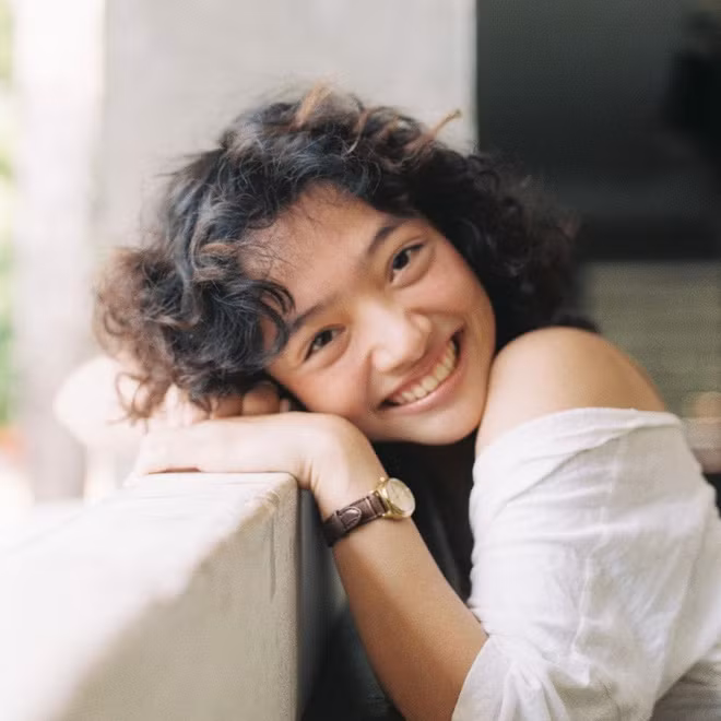 Trước khi trở nên năng động và chất lừ với mái tóc ngắn như hiện tại, Khazsak từng có thời gian để tóc dài.