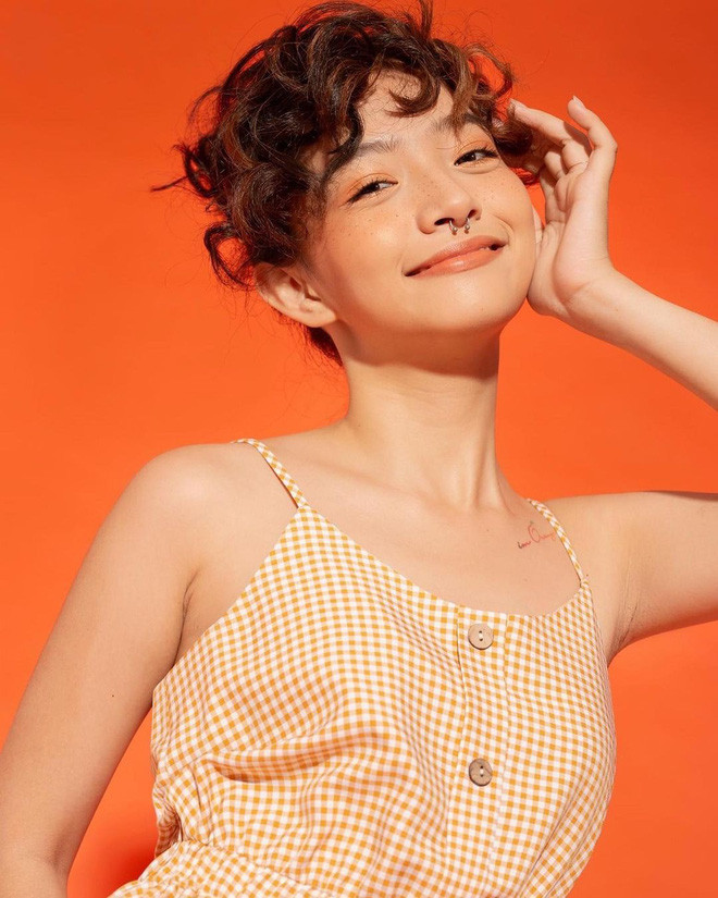 So với bây giờ thì Khazsak lúc để tóc dài trông dịu dàng, nhẹ nhàng và nữ tính hơn.