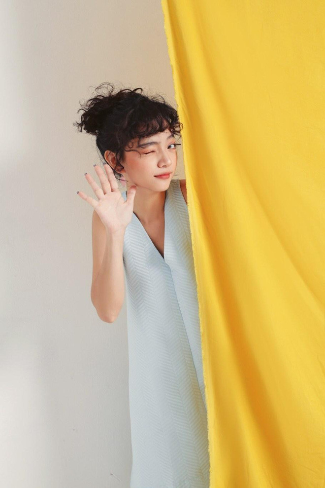 Tuy nhiên dù là để kiểu tóc nào đi chăng nữa, Khazsak vẫn tỏa sáng theo cách rất riêng và luôn thu hút ánh nhìn của nhiều người.