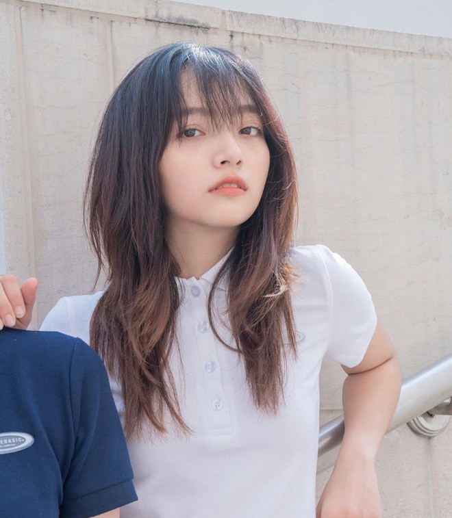 Không chỉ thế, mái tóc cắt ngắn còn giúp Khazsak hợp với rất nhiều phong cách.