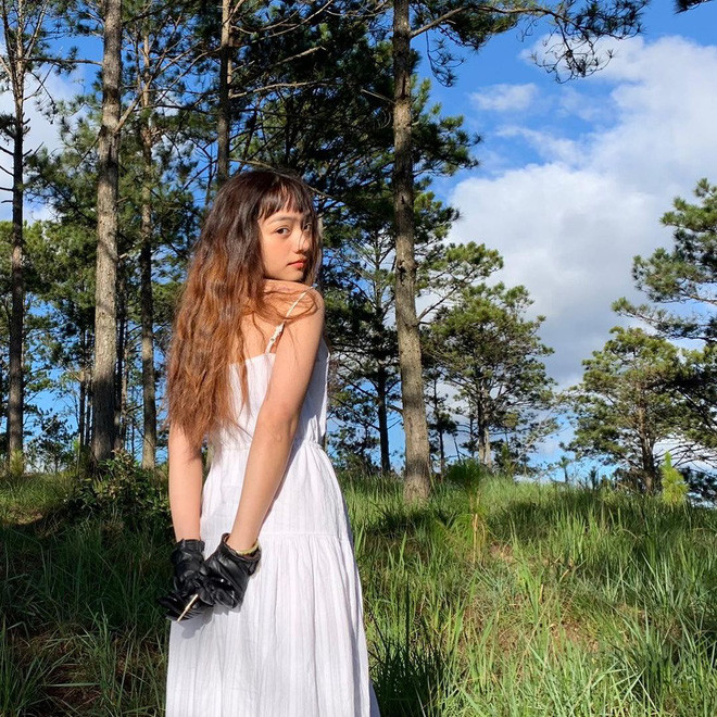 Mái tóc được cắt ngắn ngang vai hoàn hảo và được uốn xoăn xù mì đã làm cho Khazsak vừa khỏe khoắn lại vừa năng động.