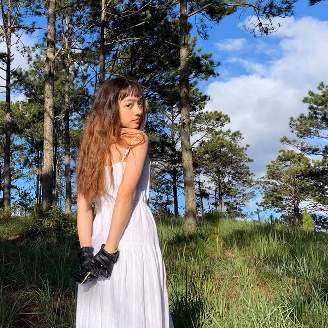 Mái tóc được cắt ngắn ngang vai hoàn hảo và được uốn xoăn xù mì đã làm cho Khazsak vừa khỏe khoắn lại vừa năng động.