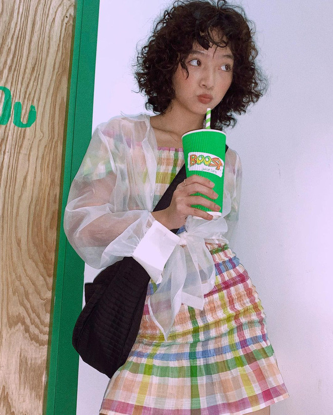 Khazsak chia sẻ từng suy nghĩ nhiều về việc cắt tóc, lúc đầu cô bạn tự cắt ở nhà từ tóc ngang thành layer, rồi để hơn 1 tháng.