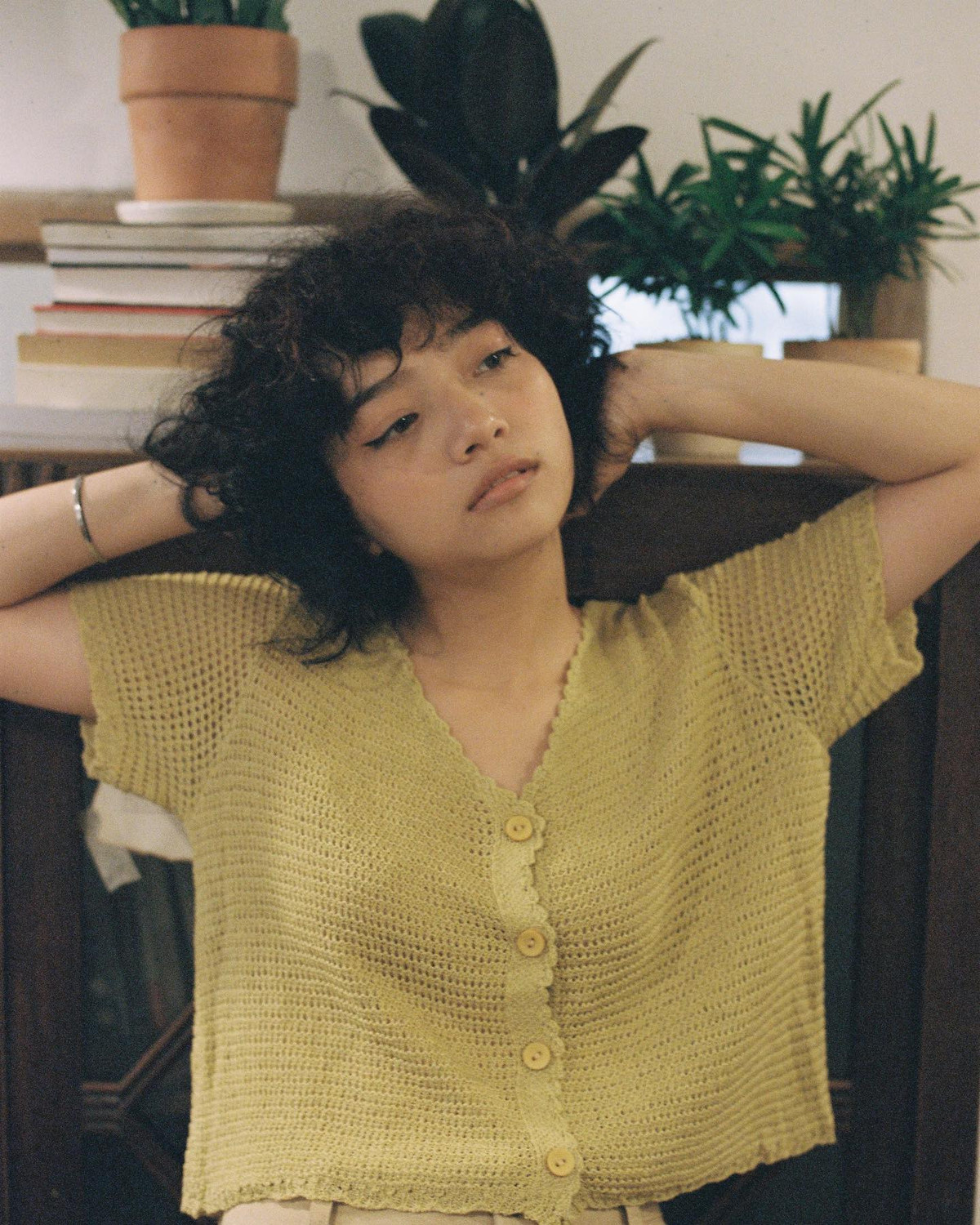 Khi ăn mặc điệu đà một chút thì trông Khazsak cực kỳ cổ điển. Nhưng lúc "đổi gió" với phong cách cool ngầu, trẻ trung một chút thì trông cô bạn lại vô cùng mạnh mẽ, cá tính.