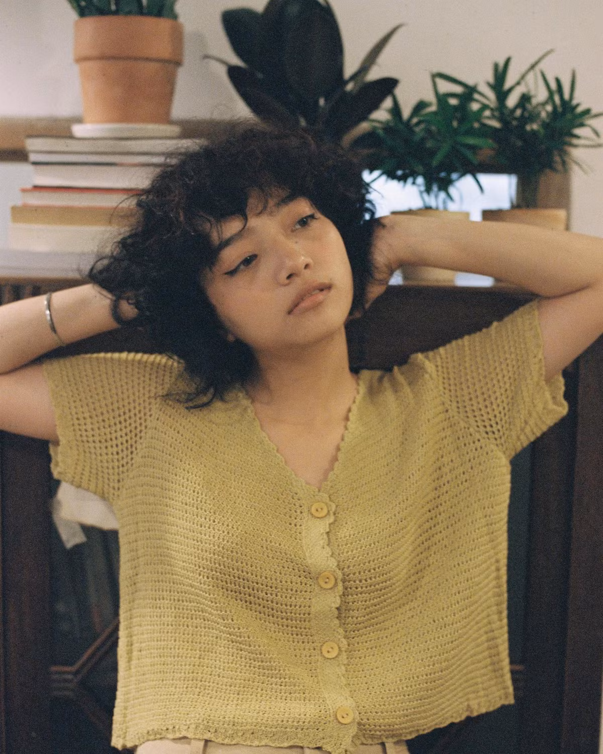 Khi ăn mặc điệu đà một chút thì trông Khazsak cực kỳ cổ điển. Nhưng lúc "đổi gió" với phong cách cool ngầu, trẻ trung một chút thì trông cô bạn lại vô cùng mạnh mẽ, cá tính.