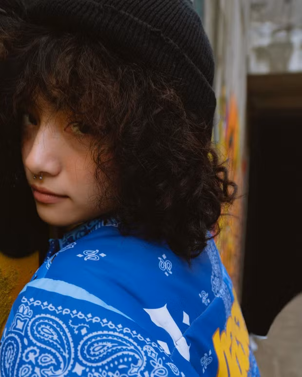 Điều khiến nhiều người ấn tượng với hot girl Instagram - Khazsak là vẻ ngoài cá tính, gương mặt xinh đẹp, làn da trắng hồng và nụ cười rất sáng.