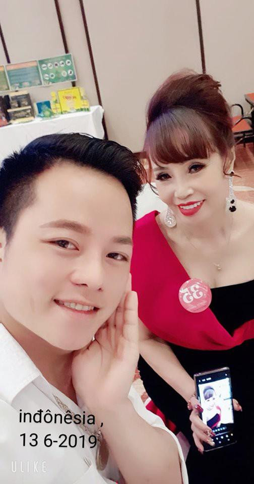 Không chỉ có vậy, hai vợ chồng cô dâu 62 tuổi còn nghĩ ra rất nhiều nội dung giật gân và diễn cực sâu để câu like, câu view.