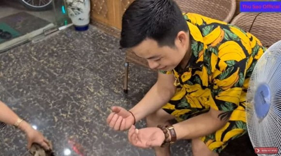 Theo diễn tiến trong clip hai vợ chồng Thu Sao dường như là đến một công trình đang xây, bới đống đất lên và tìm thấy mấy cục xi măng này rồi mang về nhà, như thế thì đâu có gọi là cổ vật.