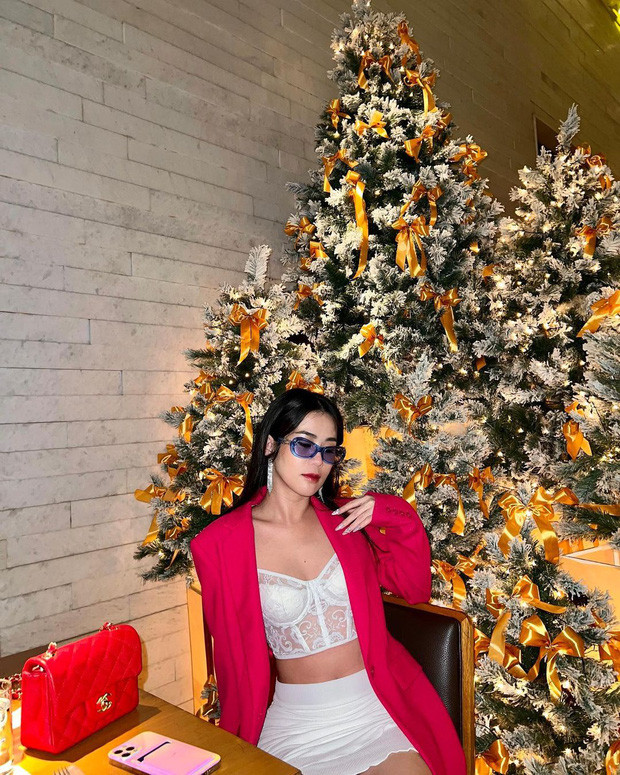 Trong lúc bạn bè bận rộn chuyện chồng con, Ngọc Thảo lại chọn độc thân vui tính và lo ăn chơi Noel tít mù.