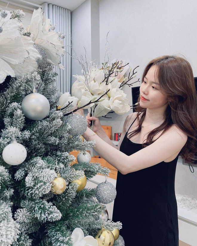 Không chỉ sắm một cây thông Noel cho căn nhà mình mới tậu, Huỳnh Anh còn không quên diện thử đồ đỏ check-in cho bằng chị bằng em