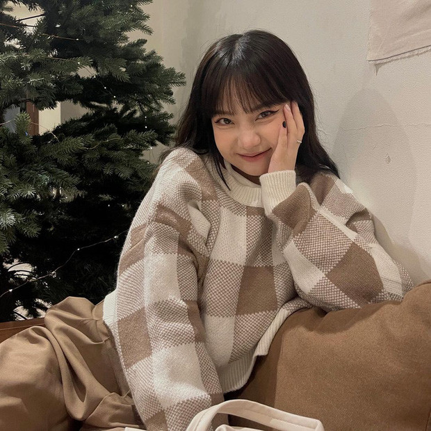 Uyên Vy - gái xinh sở hữu tới hơn 420.000 lượt follow thì đổi gió bằng tone nâu. Đại chiến Giáng sinh vì thế mà đa dạng hơn hẳn