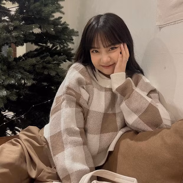 Uyên Vy - gái xinh sở hữu tới hơn 420.000 lượt follow thì đổi gió bằng tone nâu. Đại chiến Giáng sinh vì thế mà đa dạng hơn hẳn