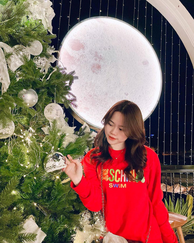 Kể từ sau khi chia tay Quang Hải, hot girl Nha Trang này rất chịu khó khoe ảnh lên trang cá nhân và dịp Noel này cũng không ngoại lệ.