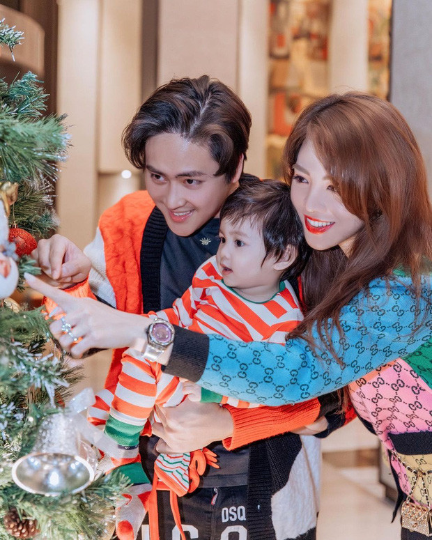 Nhà rich kid Claret Giang Lê thì chọn concept gia đình. Đúng là dù Noel hay ngày lễ gì đi chăng nữa, concept này vẫn không hề cũ.