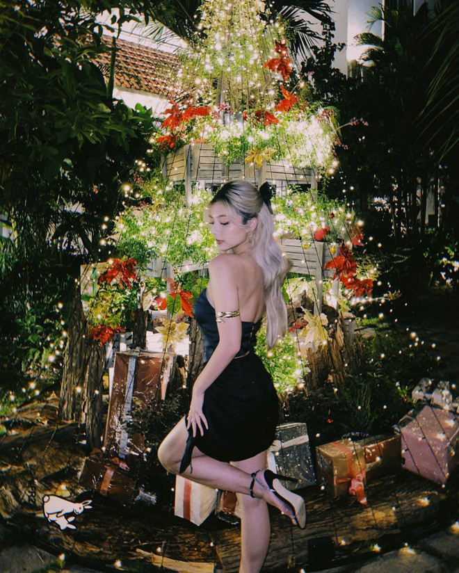 Chẳng mặc đồ đỏ nhưng với vóc dáng chuẩn cùng việc xuất hiện bên cây thông Noel rực rỡ, Katleen Phan Võ cũng khiến bất cứ ai xem ảnh cũng phải mê đắm.