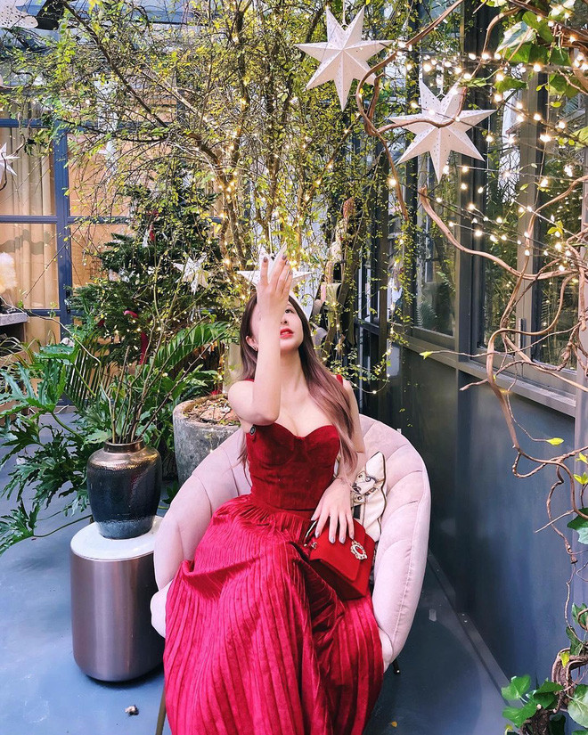 Trong chiếc váy đỏ quyến rũ, Khánh Linh đẹp miễn chê.