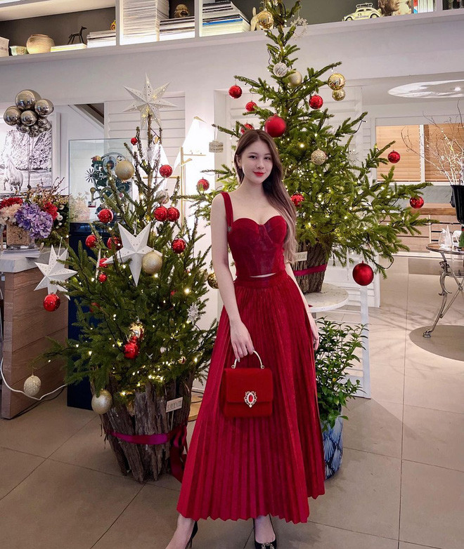 Khánh Linh - ái nữ tập đoàn bất động sản kiêm bạn gái cũ thiếu gia Phan Hoàng trung thành với style dịu dàng chuẩn tiểu thư trong mùa Giáng sinh năm nay.