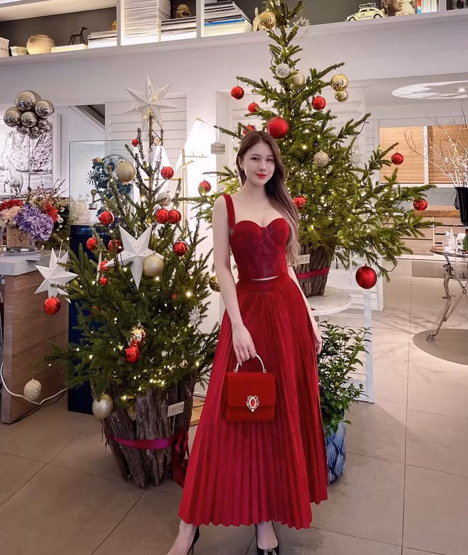 Khánh Linh - ái nữ tập đoàn bất động sản kiêm bạn gái cũ thiếu gia Phan Hoàng trung thành với style dịu dàng chuẩn tiểu thư trong mùa Giáng sinh năm nay.