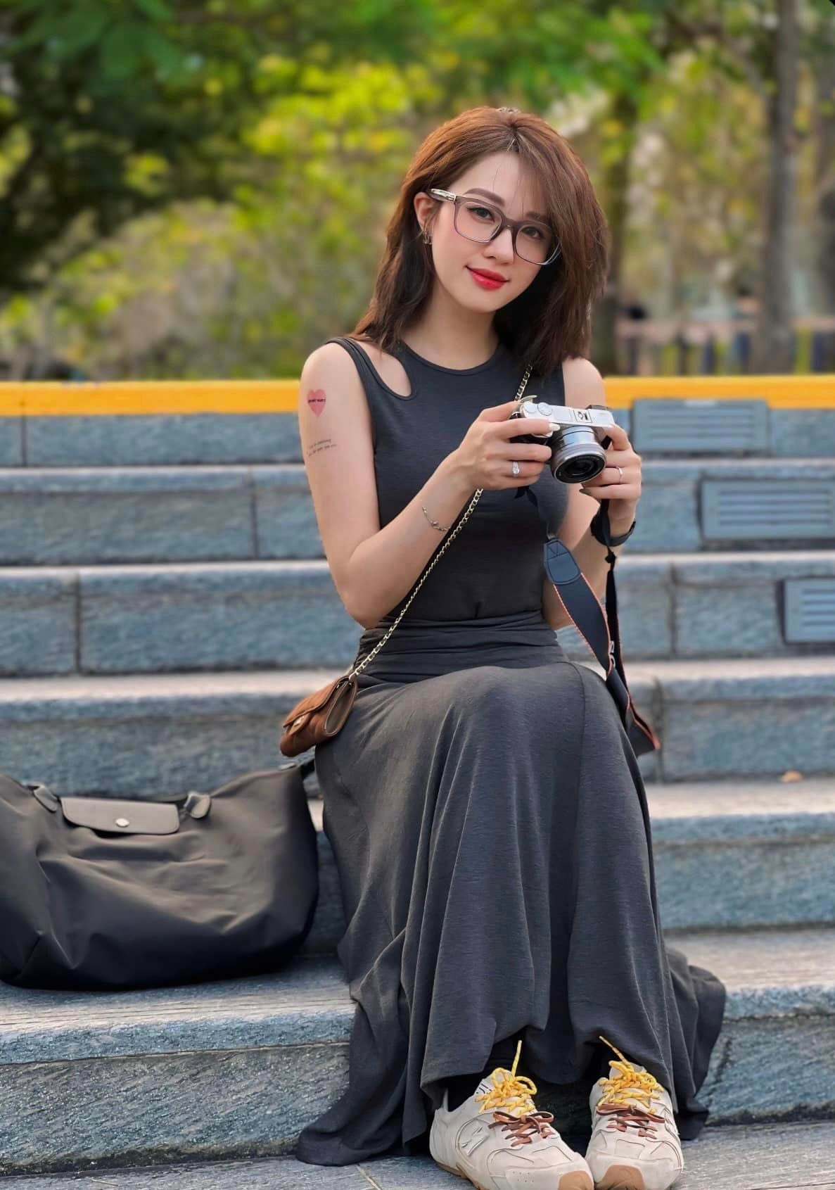 Chia sẻ về thói quen tập luyện của mình, Hà Kim cho biết, cô đã tập gym đều đặn suốt 10 năm qua. "Sau mỗi giờ làm, tôi đều tranh thủ đến phòng gym để tập luyện, chủ yếu là chạy trên máy. Thói quen này đã giúp tôi duy trì được sức khỏe tốt và ngoại hình thon gọn", cô cho hay.