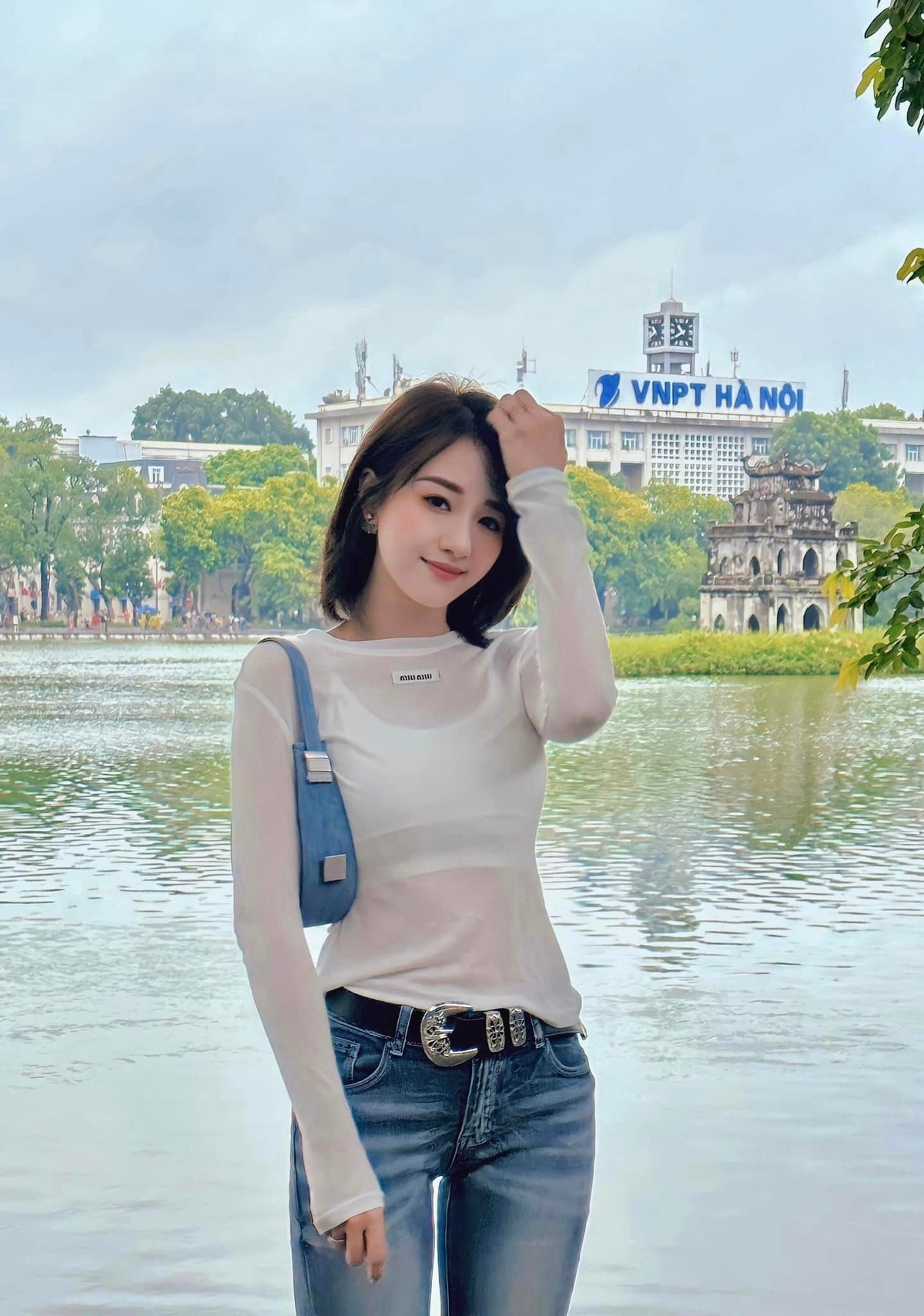 Bức ảnh Hà Kim tại giải chạy vừa qua đã ghi lại khoảnh khắc đầy năng lượng của cô trong bộ đồ thể thao gọn gàng, với nụ cười tươi rạng rỡ sau khi hoàn thành quãng đường chạy 10km.