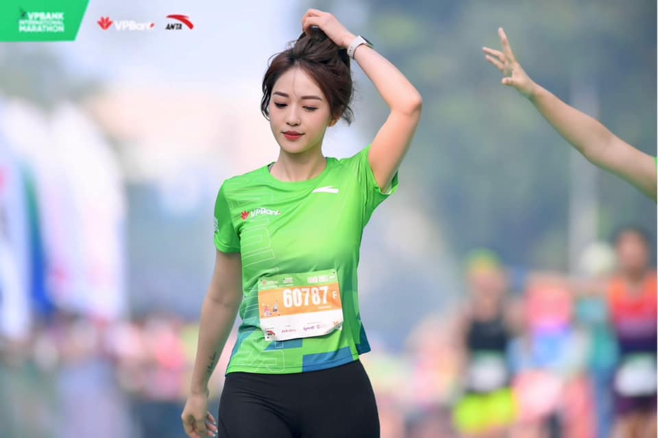 Bức ảnh nhanh chóng "gây bão" mạng và nhận được hơn 10.000 lượt thích, hàng trăm bình luận khen ngợi vẻ đẹp tươi trẻ, khỏe khoắn của nữ runner.