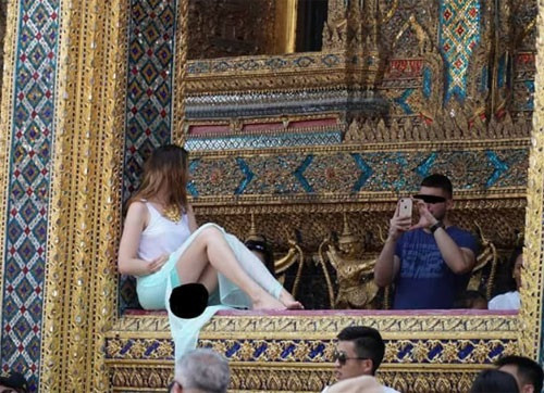 Tại một số di tích, đền chùa một số nhóm bạn trẻ lén cởi áo khoác ngoài để lộ trang phục hở hang, phản cảm khi chụp ảnh.