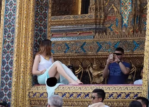 Tại một số di tích, đền chùa một số nhóm bạn trẻ lén cởi áo khoác ngoài để lộ trang phục hở hang, phản cảm khi chụp ảnh.