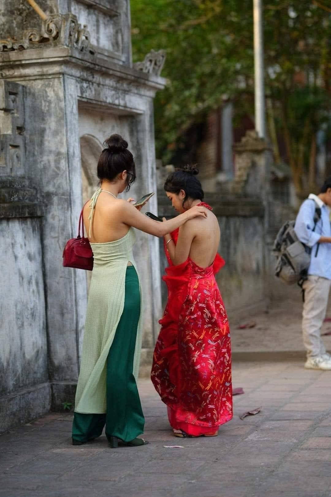 Nhanh chóng nắm bắt xu hướng, các bạn trẻ, studio chụp hình tìm ra những địa điểm vừa yên tĩnh, nên thơ, thích hợp quảng bá tà áo dài.