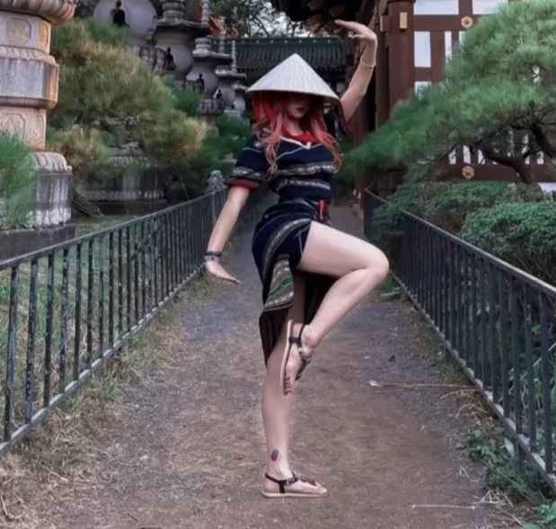 Khi được nhắc việc ăn mặc không đúng chuẩn khi vào chùa, các bạn chống chế bằng cách cho rằng "mang cái tâm trong sạch là được, chụp ở cổng chùa chứ có vào trong đâu mà phê phán".