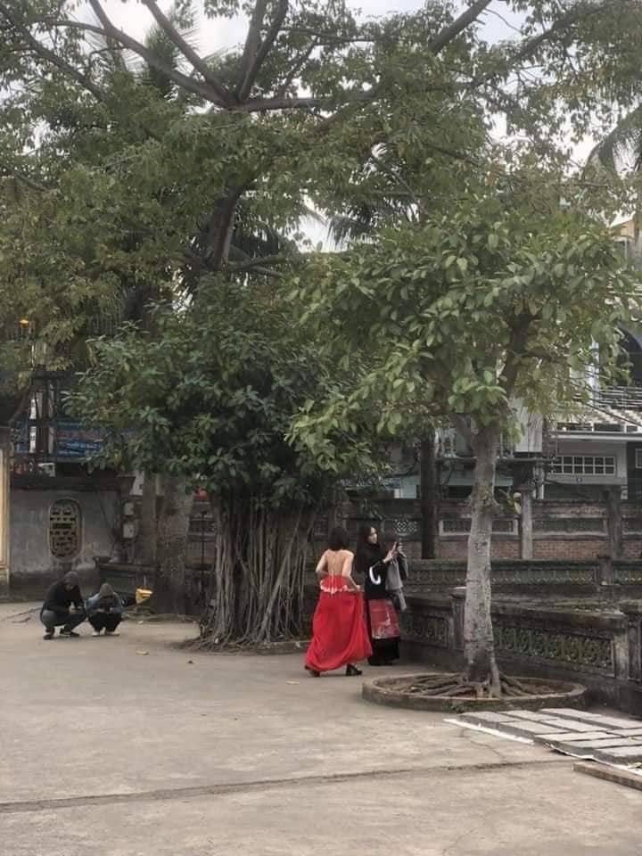 Đền Voi Phục (362 Kim Mã, Ba Đình, Hà Nội) là một địa điểm như vậy. Điều đáng nói là, các cô gái khi đến đây để có được những tấm hình đẹp đăng trên mạng xã hội đã không ngần ngại trèo tường, leo cây, nằm nhoài người trên thân cây đang vươn ra mặt hồ.