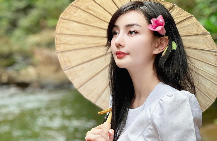 Đặc biệt, sau khi lấy chồng tỷ phú Thái Lan, Angela Chu có cuộc sống hôn nhân hạnh phúc, sự nghiệp kinh doanh mỹ phẩm phát triển.