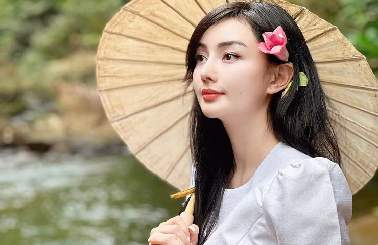 Đặc biệt, sau khi lấy chồng tỷ phú Thái Lan, Angela Chu có cuộc sống hôn nhân hạnh phúc, sự nghiệp kinh doanh mỹ phẩm phát triển.