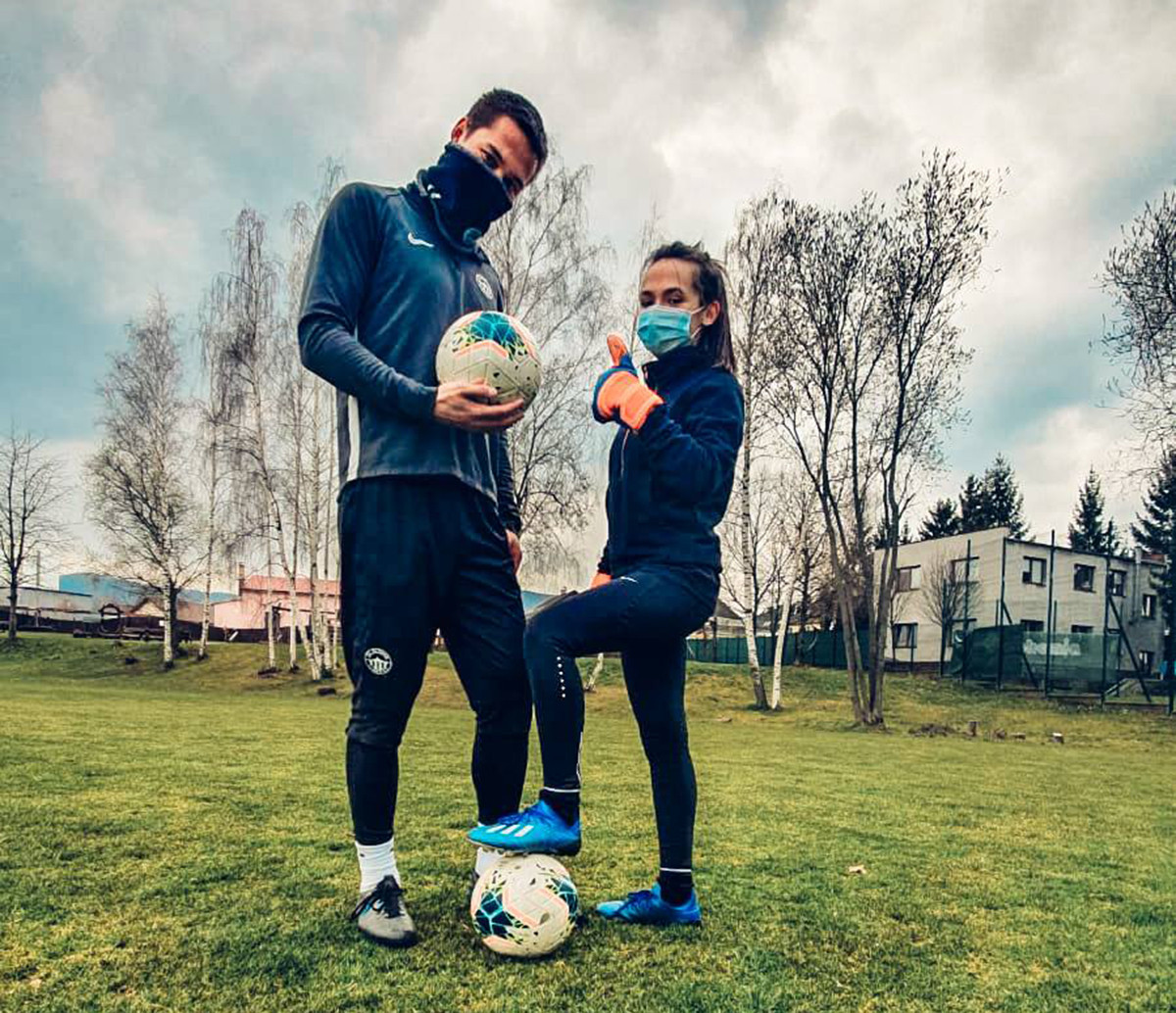 "Aneta là bạn đồng hành của tôi không chỉ trong đời sống mà còn trong buổi tập. Khi phải cách ly vì dịch Covid-19, cô ấy hỗ trợ cho tôi cải thiện các bài tập nhằm duy trì phong độ", Filip Nguyễn từng chia sẻ về vợ.