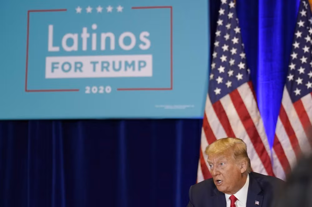 Trong thời gian gần đây, ông Trump cũng nỗ lực làm hài lòng các cử tri người Mỹ Latin. Dù từng đưa ra nhiều bình luận gây xúc phạm, ông Trump vẫn tự tin sẽ giành được sự ủng hộ của cộng đồng người Mỹ Latin tại các bang Florida, Arizona và Nevada. Ảnh: AP