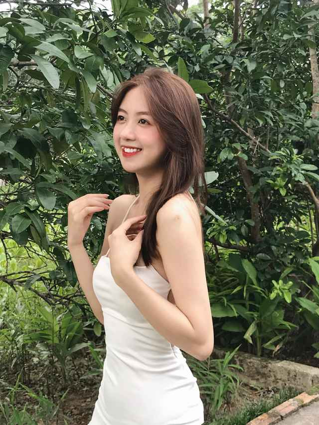 Giản dị với đầm suông, mái tóc buông xõa nhẹ nhàng nhưng lại khiến người xem không thể rời mắt vì nét đẹp tự nhiên của Mỹ Duyên.